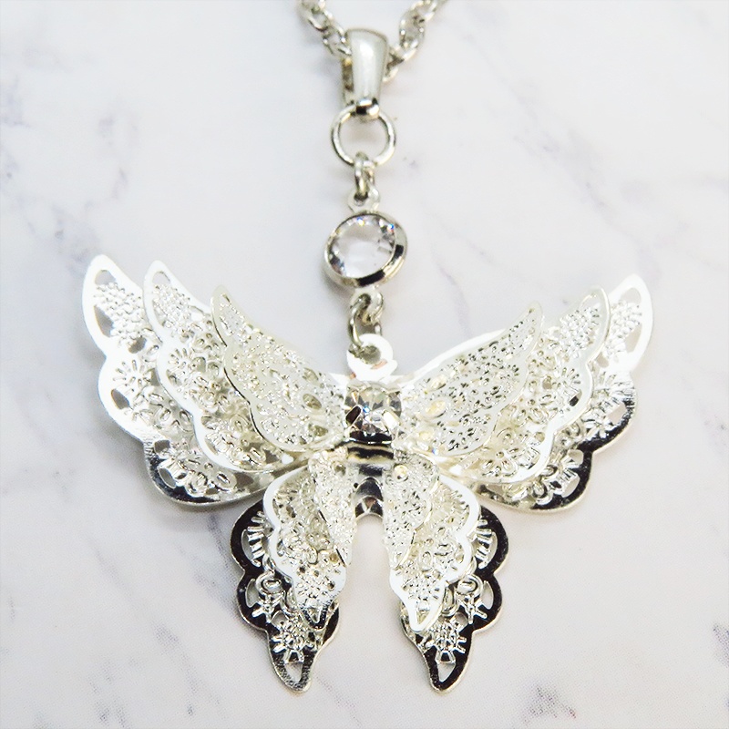 シルバーカラー 繊細なつくりで立体的に表現された蝶のネックレス バタフライ 立体 ラインストーン 3D 可愛い 長さ調整可 ステンレス可