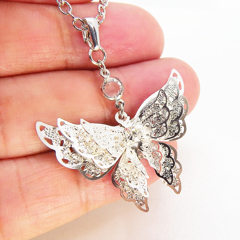 シルバーカラー 繊細なつくりで立体的に表現された蝶のネックレス バタフライ 立体 ラインストーン 3D 可愛い 長さ調整可 ステンレス可