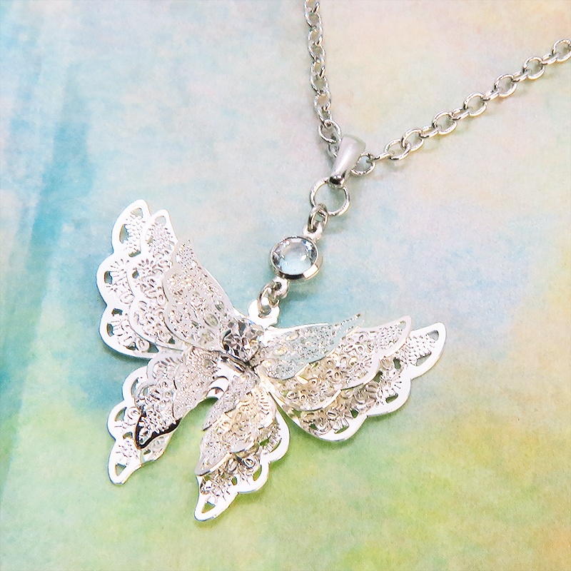 シルバーカラー 繊細なつくりで立体的に表現された蝶のネックレス バタフライ 立体 ラインストーン 3D 可愛い 長さ調整可 ステンレス可