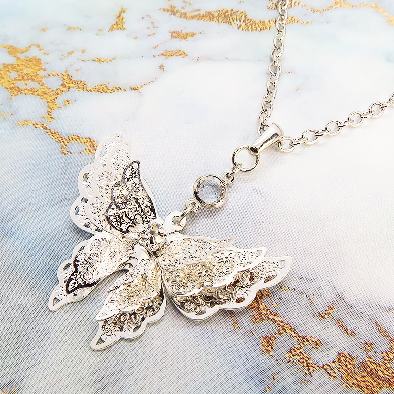 シルバーカラー 繊細なつくりで立体的に表現された蝶のネックレス バタフライ 立体 ラインストーン 3D 可愛い 長さ調整可 ステンレス可