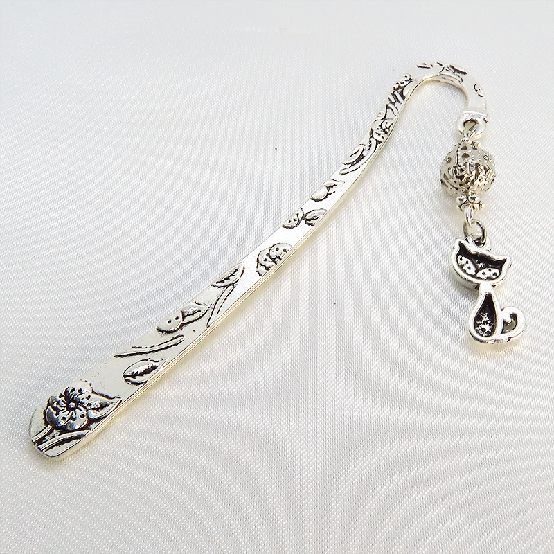 アンティークシルバーの猫モチーフとメタルビーズの可愛いブックマーカー 栞 しおり 花柄模様