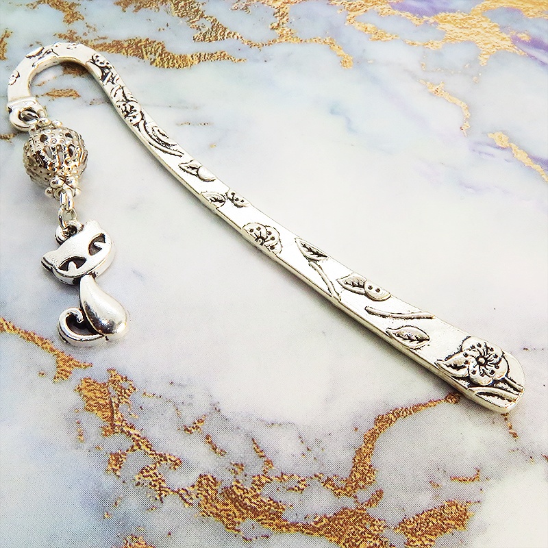 アンティークシルバーの猫モチーフとメタルビーズの可愛いブックマーカー 栞 しおり 花柄模様
