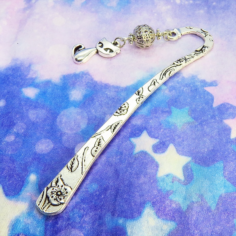 アンティークシルバーの猫モチーフとメタルビーズの可愛いブックマーカー 栞 しおり 花柄模様