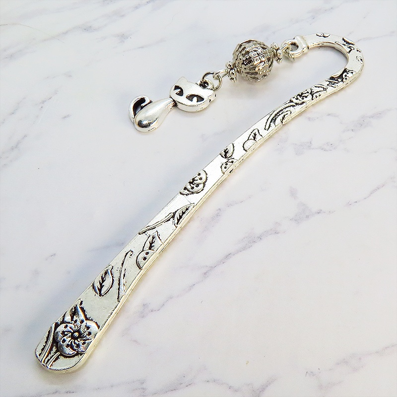 アンティークシルバーの猫モチーフとメタルビーズの可愛いブックマーカー 栞 しおり 花柄模様