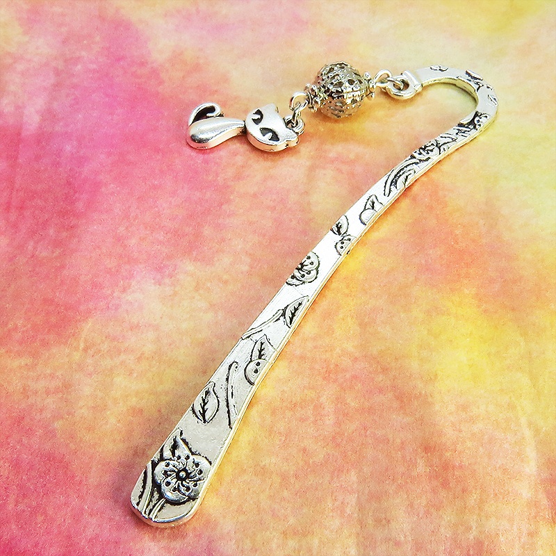 アンティークシルバーの猫モチーフとメタルビーズの可愛いブックマーカー 栞 しおり 花柄模様