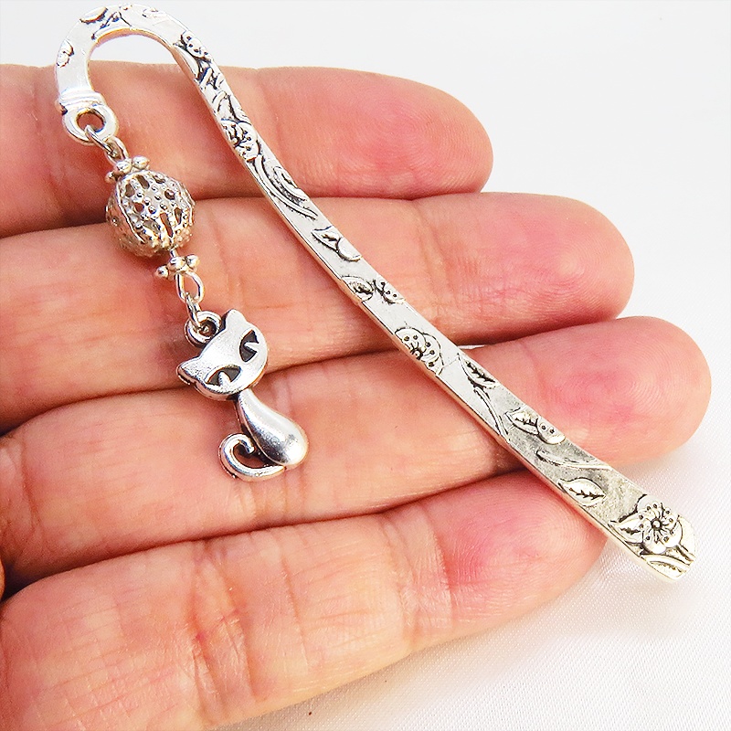 アンティークシルバーの猫モチーフとメタルビーズの可愛いブックマーカー 栞 しおり 花柄模様