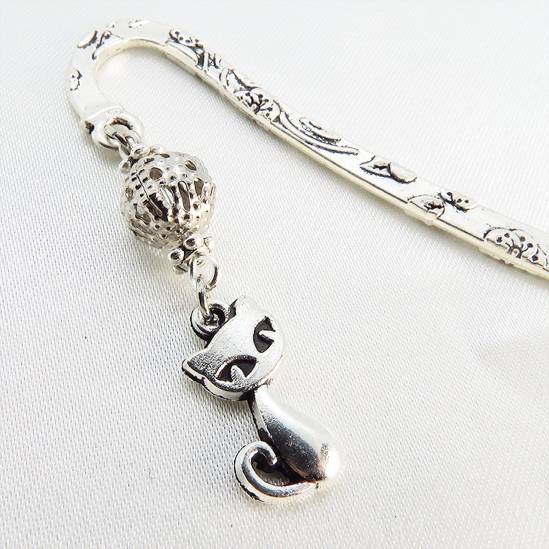 アンティークシルバーの猫モチーフとメタルビーズの可愛いブックマーカー 栞 しおり 花柄模様