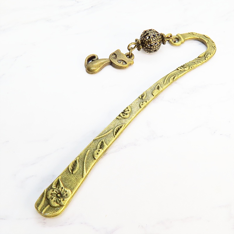 アンティーク調の猫モチーフとメタルビーズの可愛いブックマーカー 栞 しおり 花柄模様