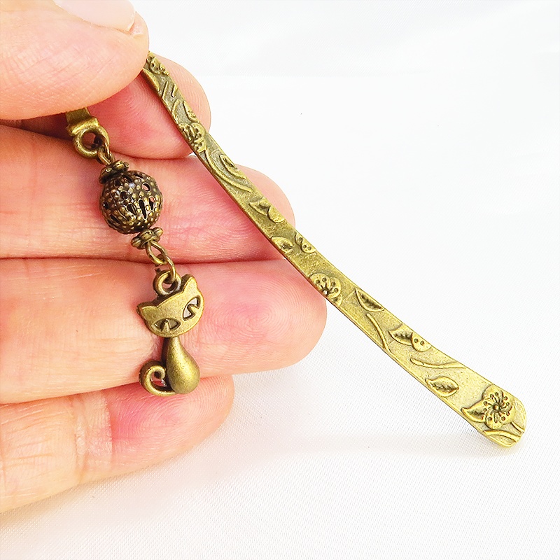 アンティーク調の猫モチーフとメタルビーズの可愛いブックマーカー 栞 しおり 花柄模様