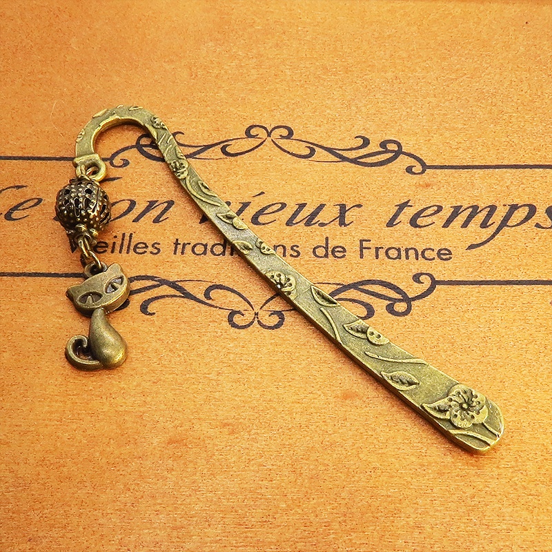 アンティーク調の猫モチーフとメタルビーズの可愛いブックマーカー 栞 しおり 花柄模様