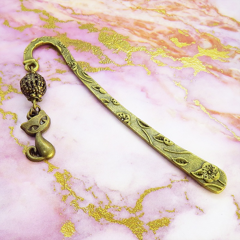 アンティーク調の猫モチーフとメタルビーズの可愛いブックマーカー 栞 しおり 花柄模様