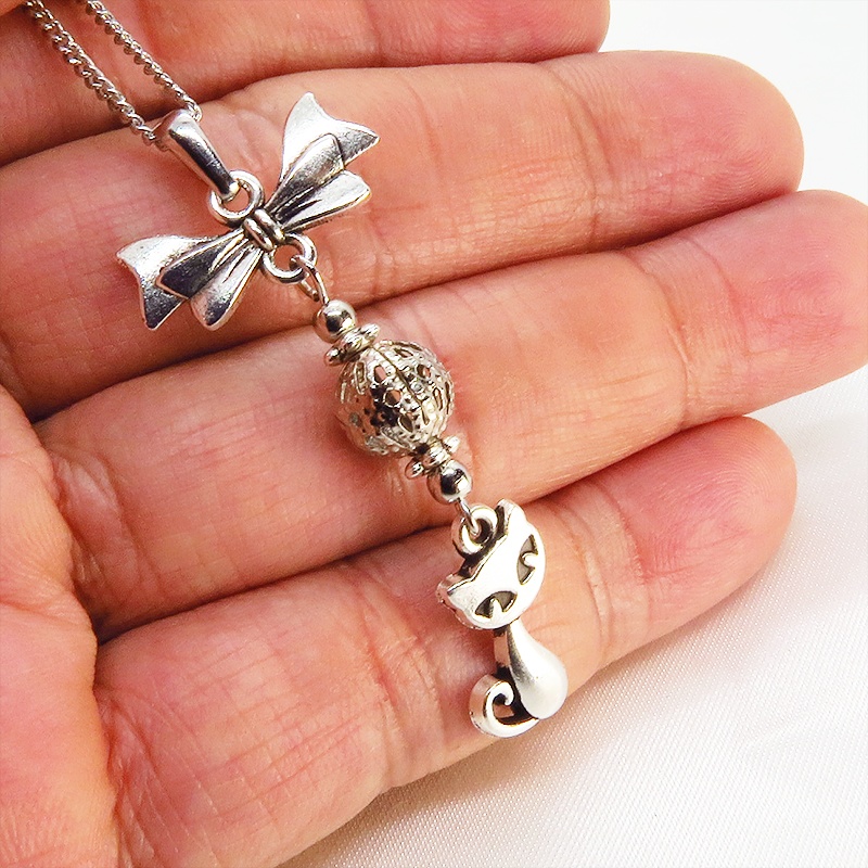 アンティークシルバー 猫とリボンとメタルビーズのエレガンスチェーンネックレス アジャスター追加可