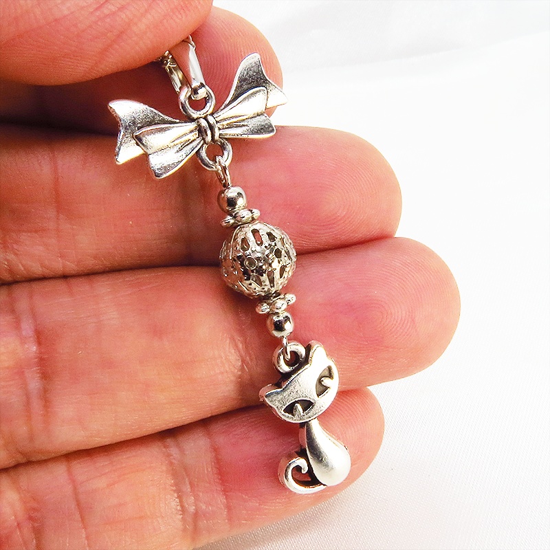 アンティークシルバー 猫とリボンとメタルビーズのエレガンスチェーンネックレス アジャスター追加可