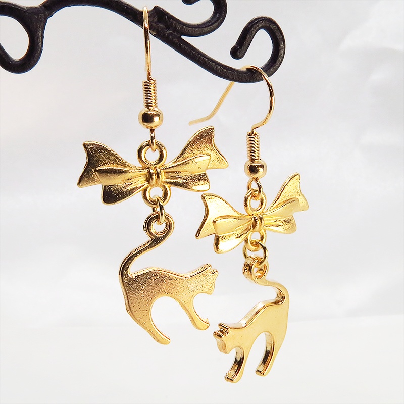 マットゴールド 跳ね猫とリボンの組み合わせた大人可愛いピアス サージカル可