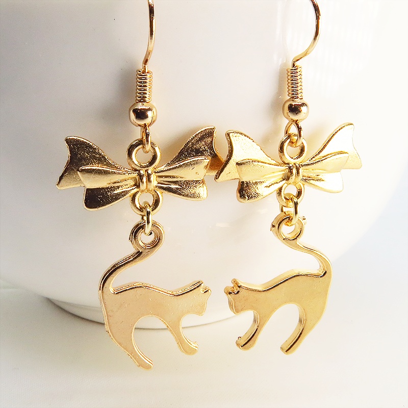 マットゴールド 跳ね猫とリボンの組み合わせた大人可愛いピアス サージカル可