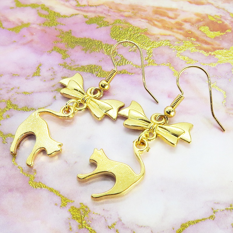 マットゴールド 跳ね猫とリボンの組み合わせた大人可愛いピアス サージカル可