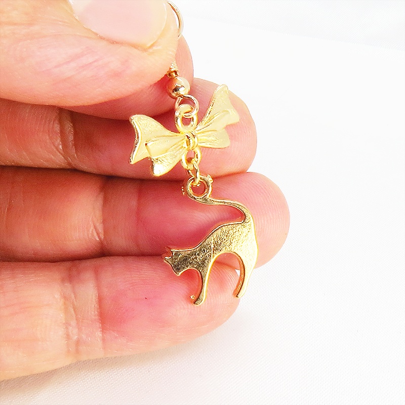 マットゴールド 跳ね猫とリボンの組み合わせた大人可愛いピアス サージカル可