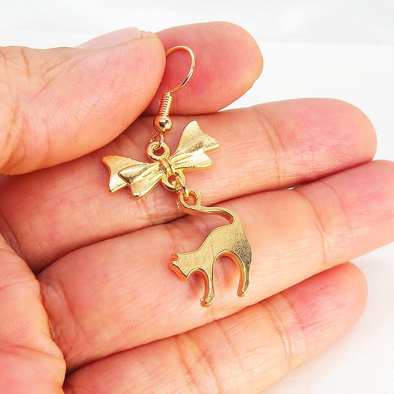 マットゴールド 跳ね猫とリボンの組み合わせた大人可愛いピアス サージカル可