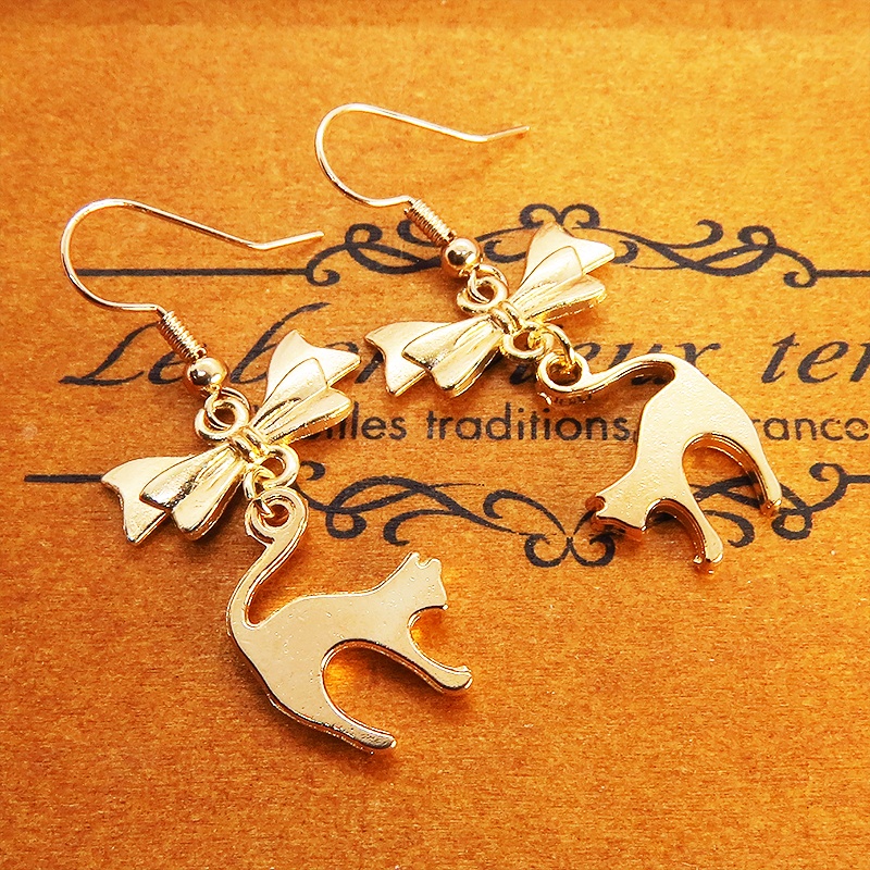 マットゴールド 跳ね猫とリボンの組み合わせた大人可愛いピアス サージカル可
