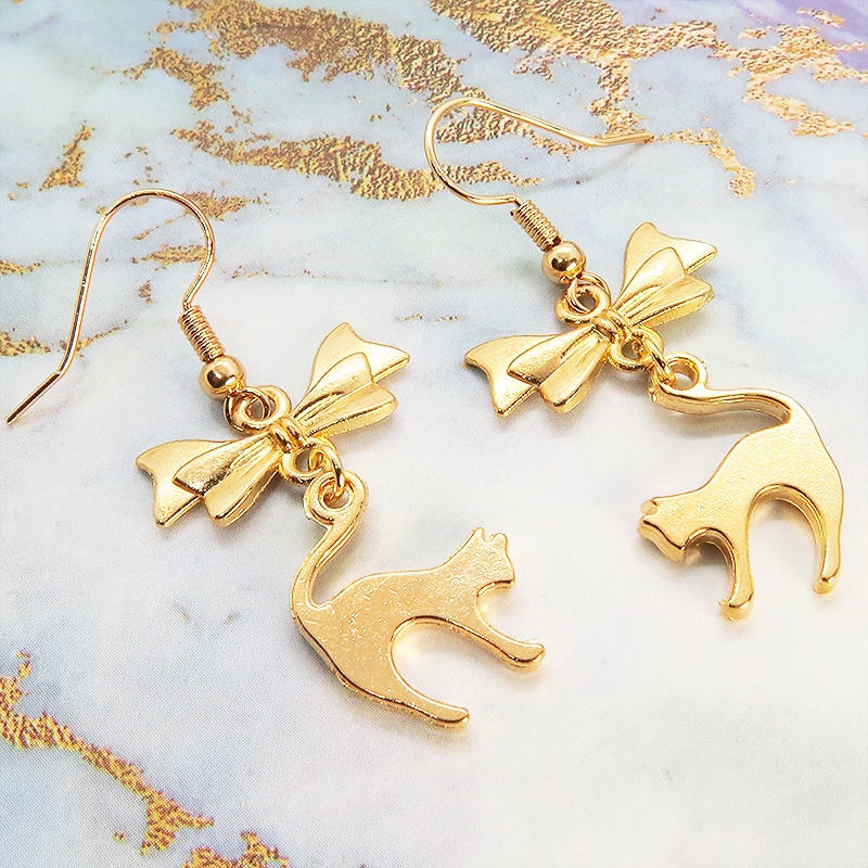 マットゴールド 跳ね猫とリボンの組み合わせた大人可愛いピアス サージカル可