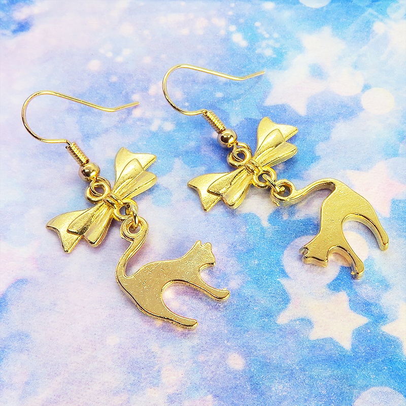 マットゴールド 跳ね猫とリボンの組み合わせた大人可愛いピアス サージカル可