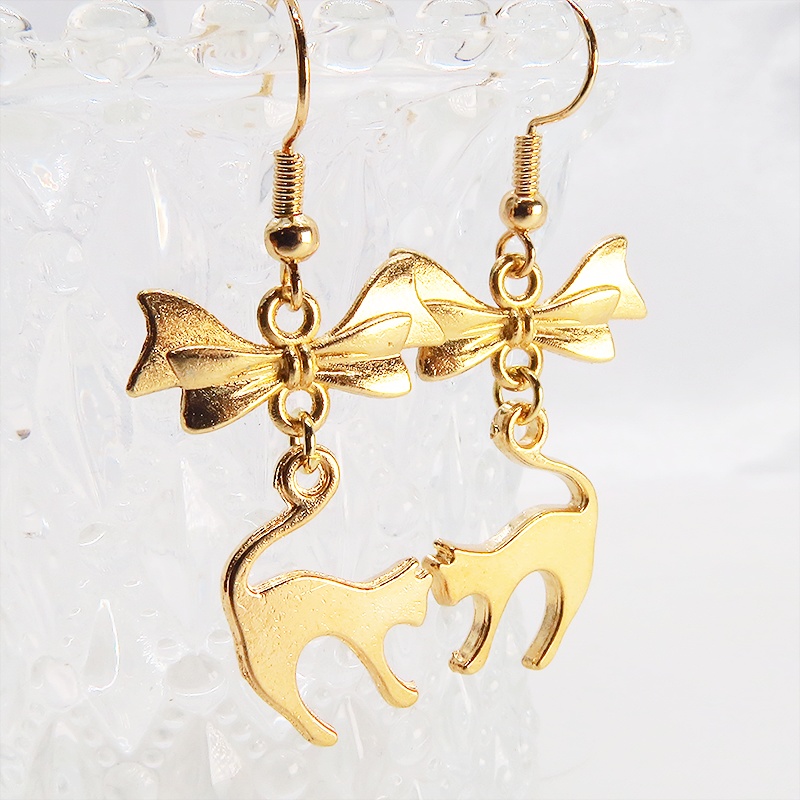 マットゴールド 跳ね猫とリボンの組み合わせた大人可愛いピアス サージカル可