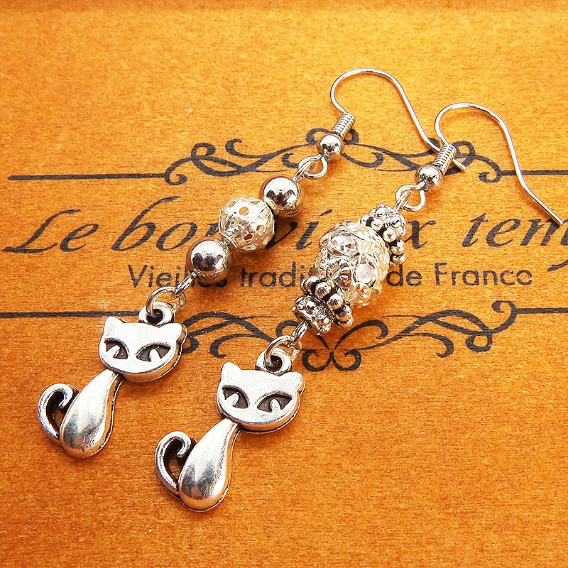 アンティークシルバーの猫とメタルビーズの大人可愛いアシンメトリーピアス サージカル可