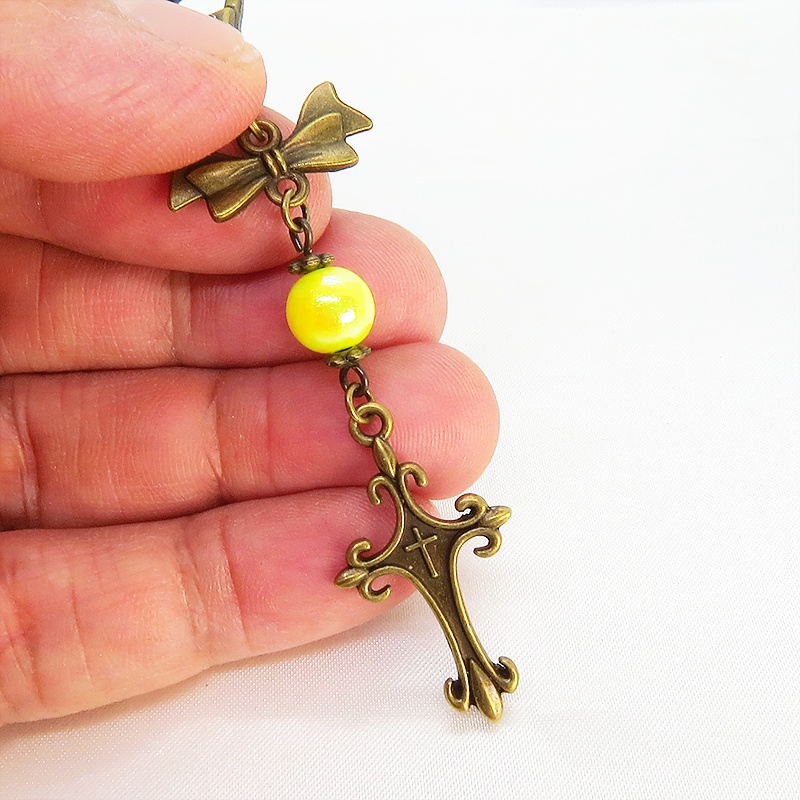 アンティークゴールド ロザリオとリボンの組み合わせにミックスイエロービーズキーホルダー ファスナーチャーム
