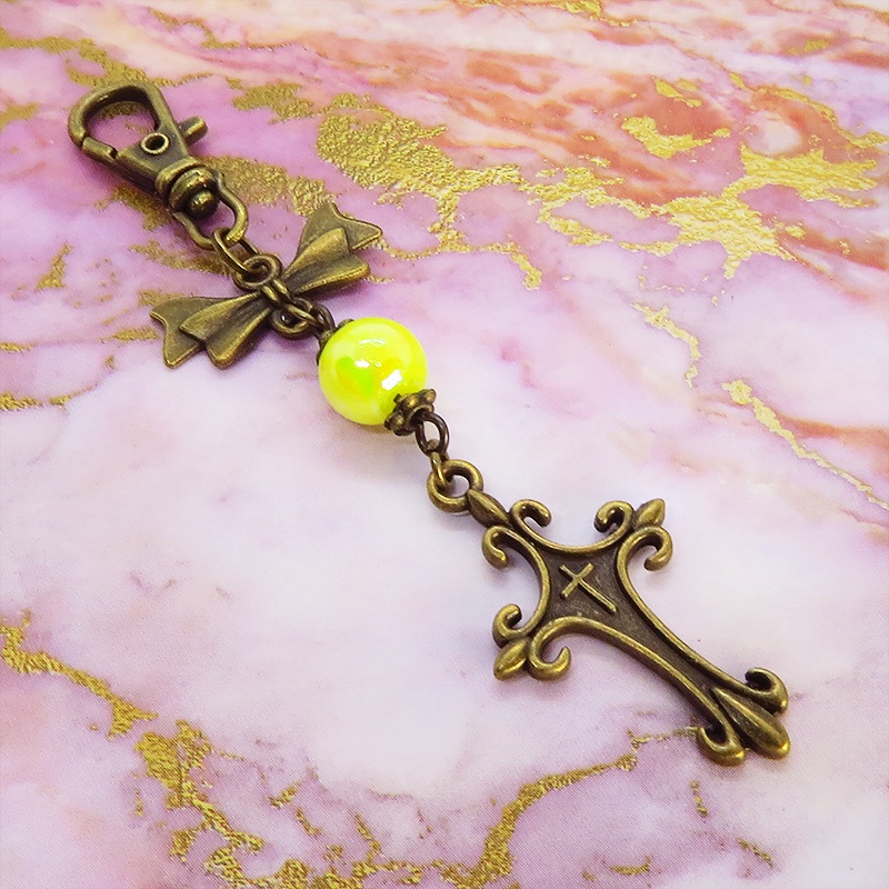 アンティークゴールド ロザリオとリボンの組み合わせにミックスイエロービーズキーホルダー ファスナーチャーム