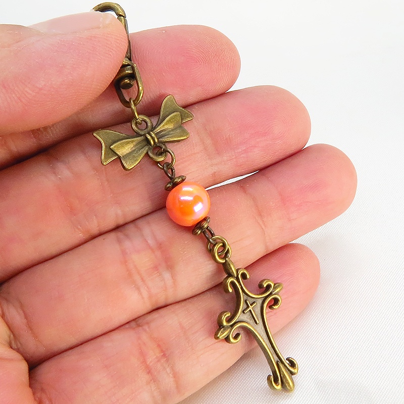 アンティークゴールド ロザリオとリボンの組み合わせにオレンジミックスビーズキーホルダー ファスナーチャーム