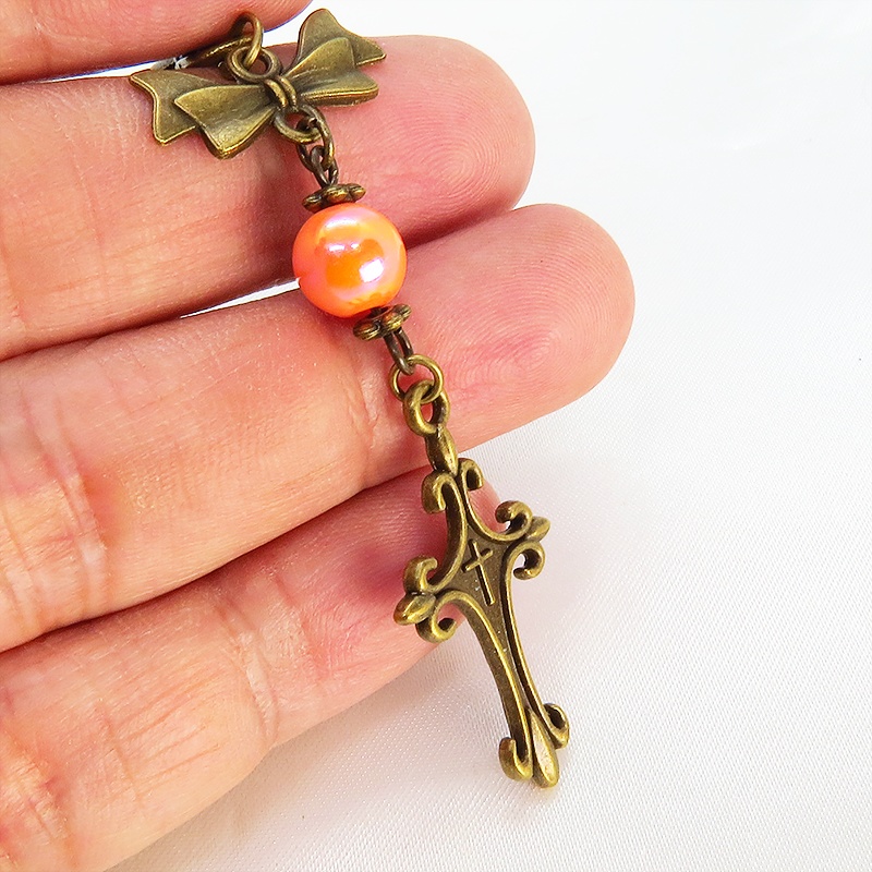アンティークゴールド ロザリオとリボンの組み合わせにオレンジミックスビーズキーホルダー ファスナーチャーム