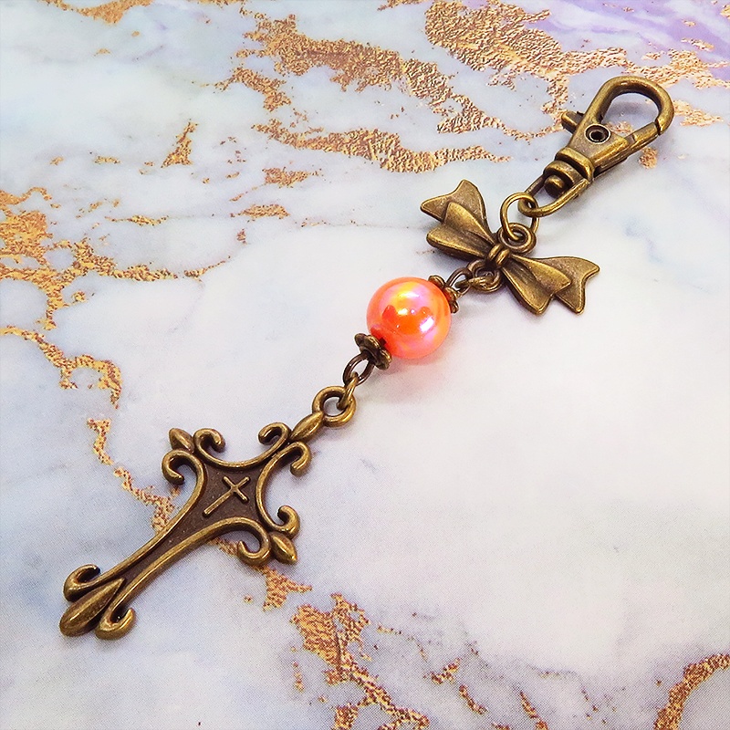 アンティークゴールド ロザリオとリボンの組み合わせにオレンジミックスビーズキーホルダー ファスナーチャーム