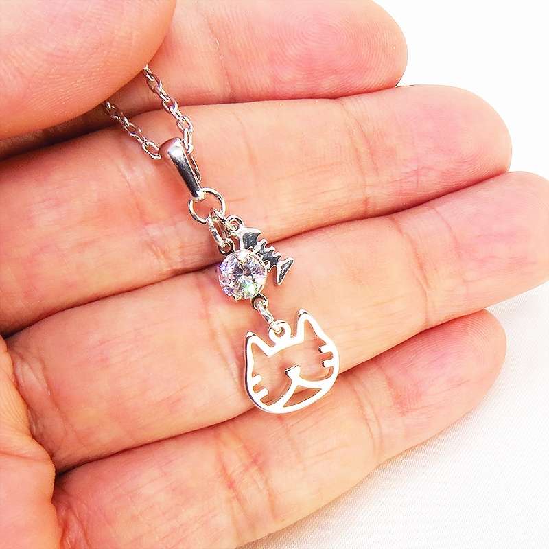シルバーカラー 猫フェイス(ハチワレ)モチーフとキュービックジルコニアのネックレス お魚 長さ変更可 SV925可