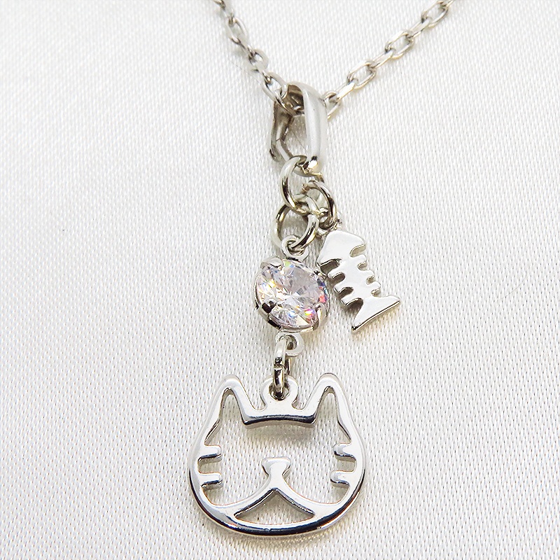 シルバーカラー 猫フェイス(ハチワレ)モチーフとキュービックジルコニアのネックレス お魚 長さ変更可 SV925可
