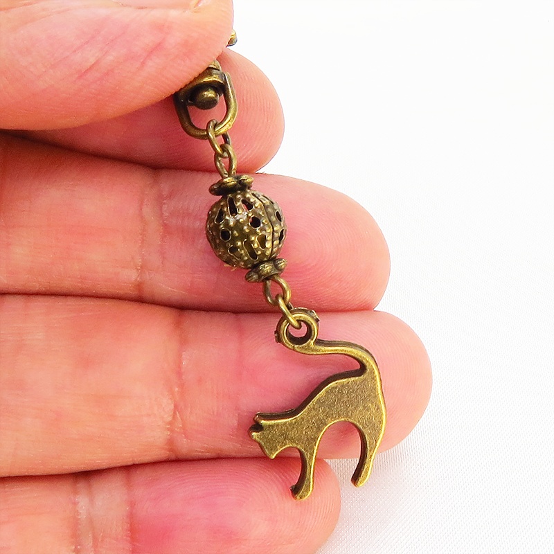 アンティークカラーの跳ね猫モチーフと透かしメタルビーズのファスナーチャーム キーホルダー