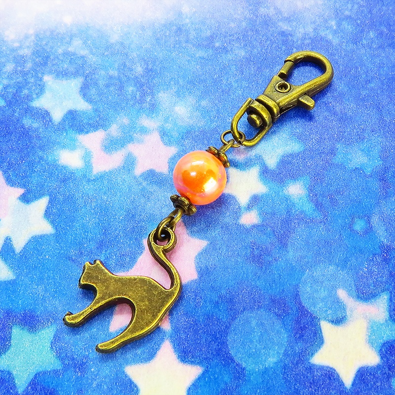 アンティークカラーの跳ね猫モチーフとオレンジミックスビーズのファスナーチャーム キーホルダー