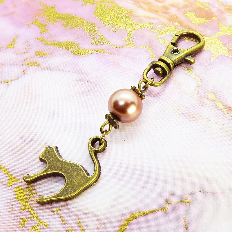 アンティークカラーの跳ね猫モチーフとココアブラウンビーズのファスナーチャーム キーホルダー