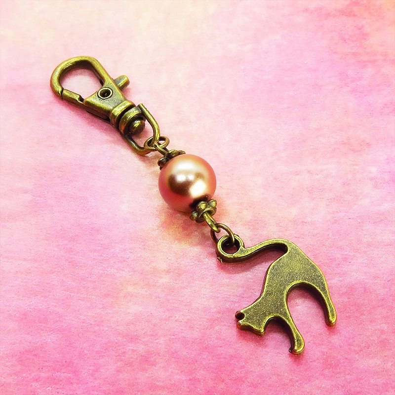 アンティークカラーの跳ね猫モチーフとココアブラウンビーズのファスナーチャーム キーホルダー