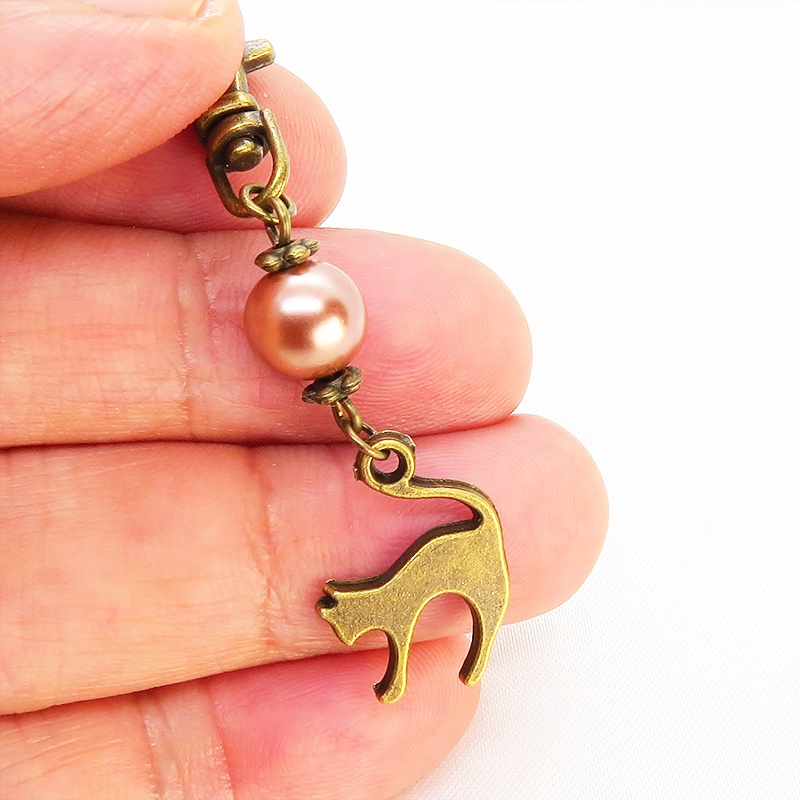 アンティークカラーの跳ね猫モチーフとココアブラウンビーズのファスナーチャーム キーホルダー