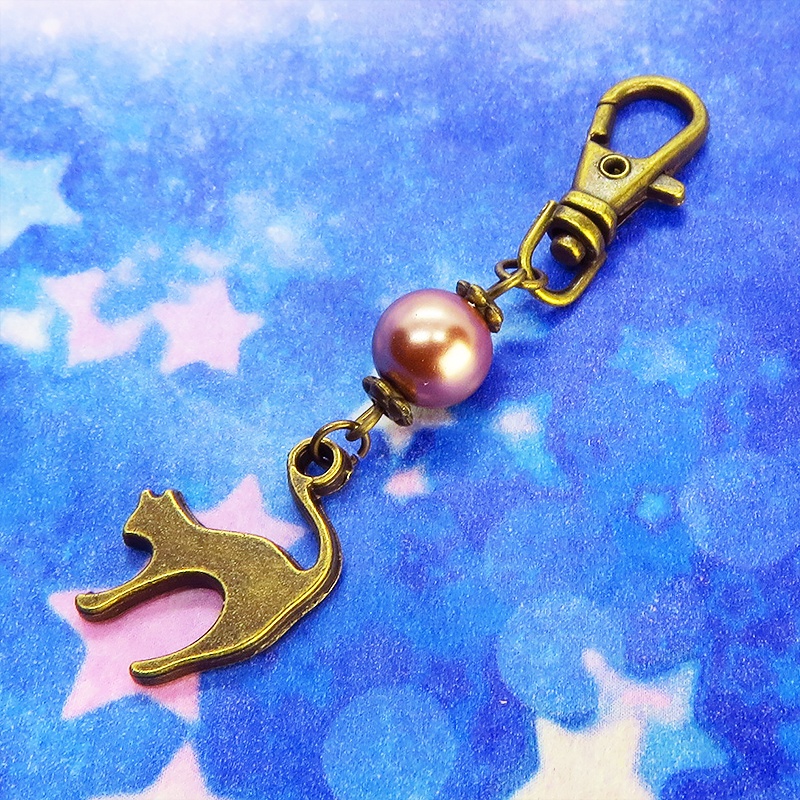 アンティークカラーの跳ね猫モチーフとココアブラウンビーズのファスナーチャーム キーホルダー