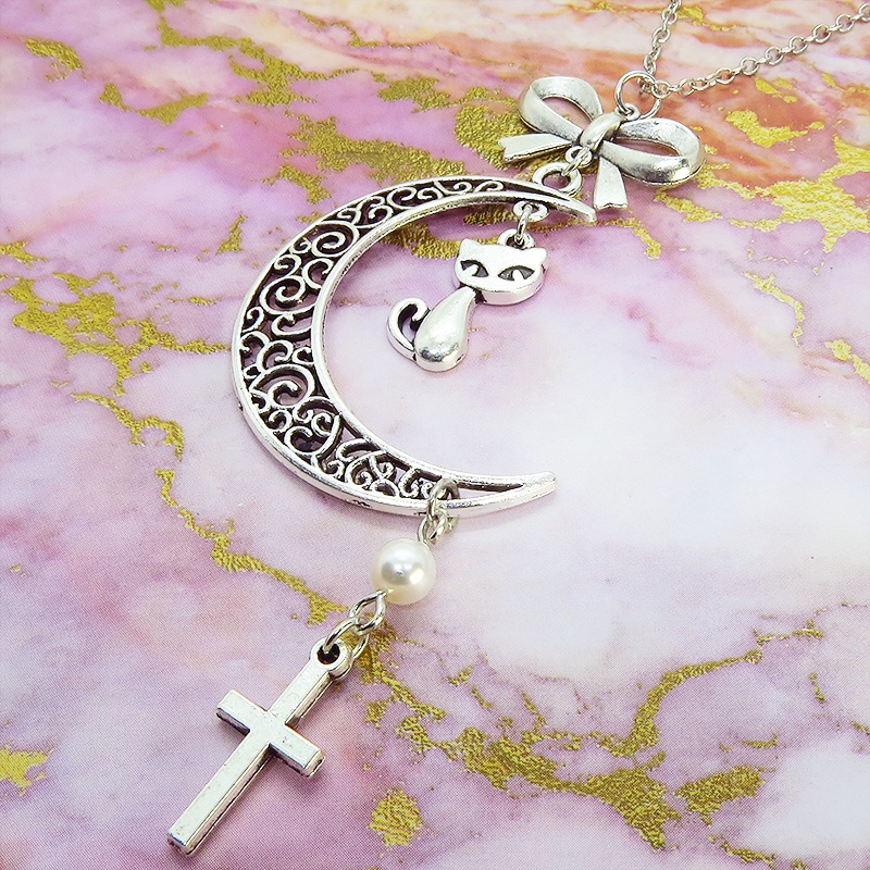 アンティークシルバー 猫とアラベスク調透かし入りの三日月のネックレス スワロフスキーパール ロザリオ リボン 長さ調整可 SV925可