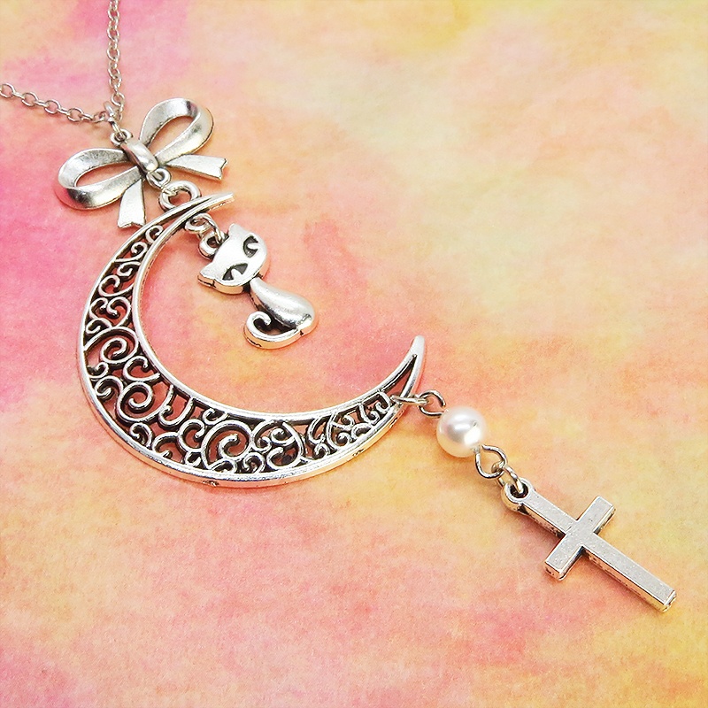 アンティークシルバー 猫とアラベスク調透かし入りの三日月のネックレス スワロフスキーパール ロザリオ リボン 長さ調整可 SV925可