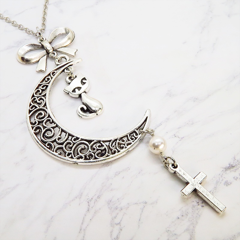 アンティークシルバー 猫とアラベスク調透かし入りの三日月のネックレス スワロフスキーパール ロザリオ リボン 長さ調整可 SV925可