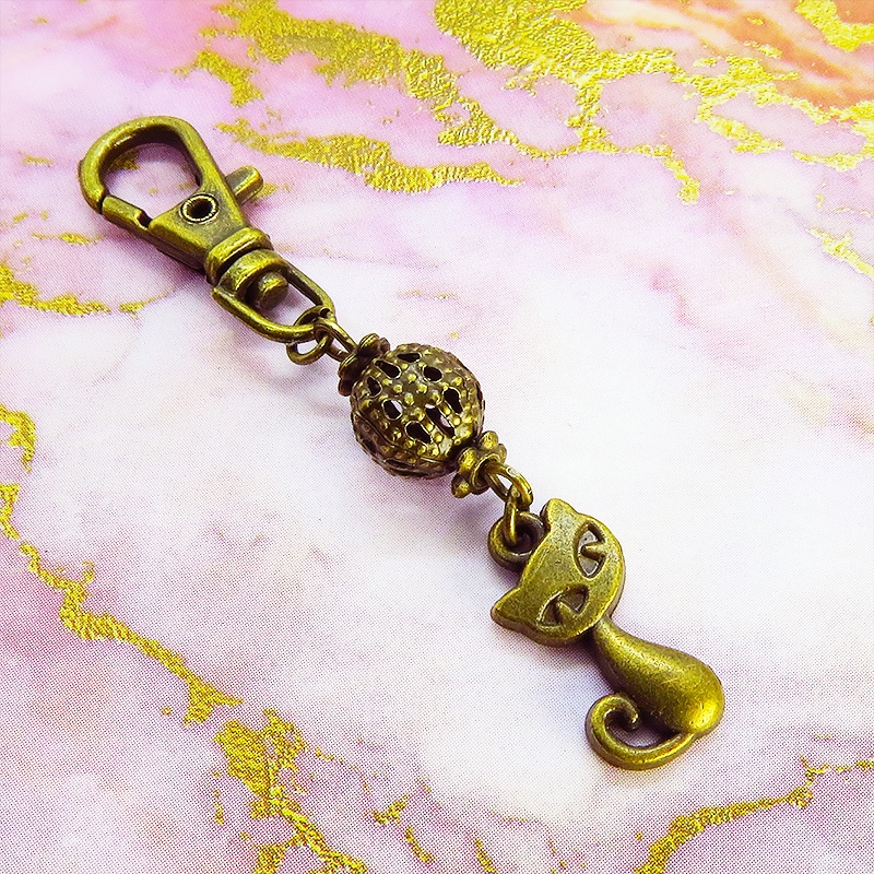 アンティークカラーの猫モチーフと透かしメタルビーズのファスナーチャーム キーホルダー