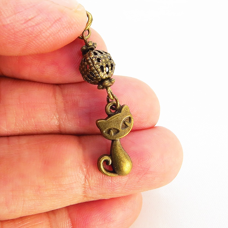 アンティークカラーの猫モチーフと透かしメタルビーズのファスナーチャーム キーホルダー