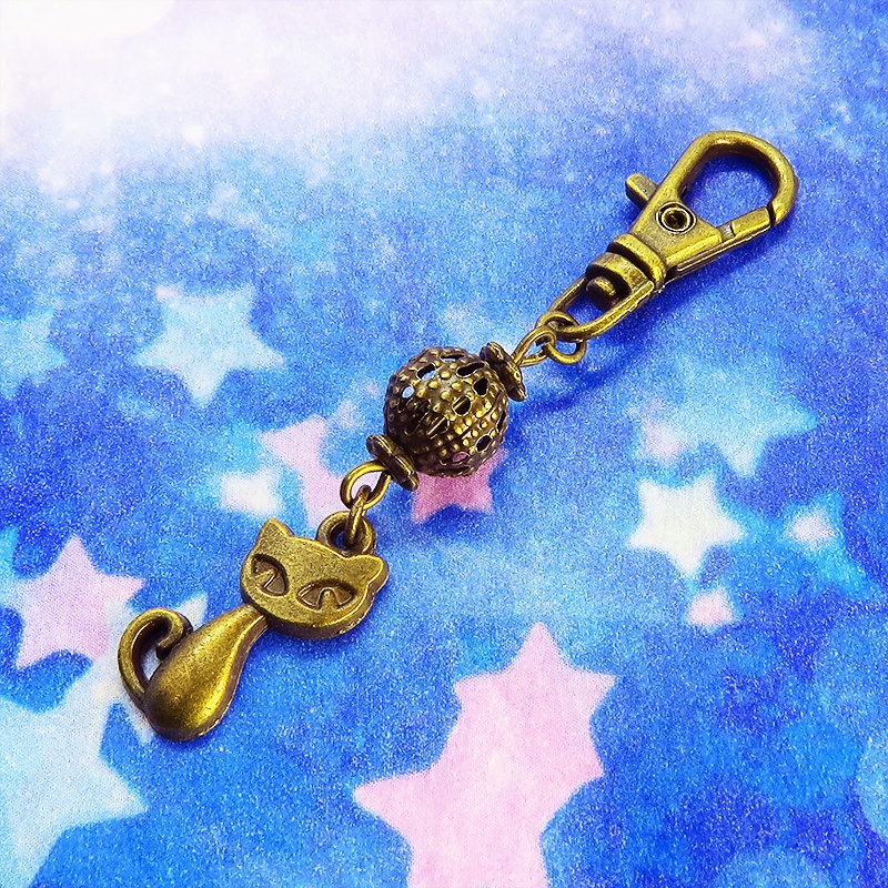 アンティークカラーの猫モチーフと透かしメタルビーズのファスナーチャーム キーホルダー