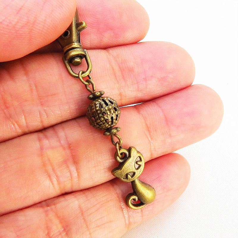 アンティークカラーの猫モチーフと透かしメタルビーズのファスナーチャーム キーホルダー