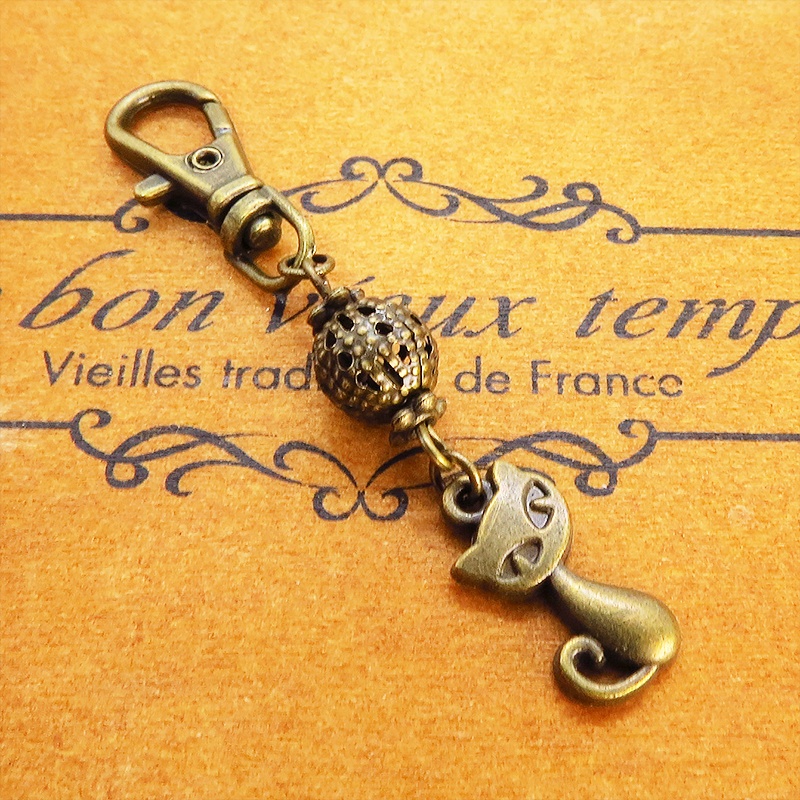 アンティークカラーの猫モチーフと透かしメタルビーズのファスナーチャーム キーホルダー