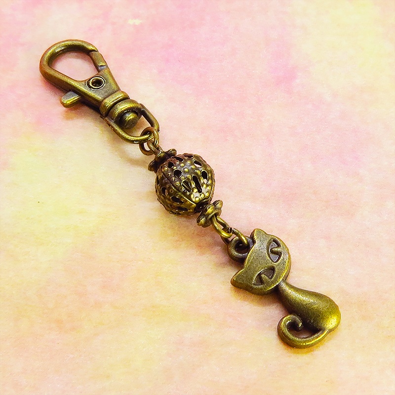 アンティークカラーの猫モチーフと透かしメタルビーズのファスナーチャーム キーホルダー