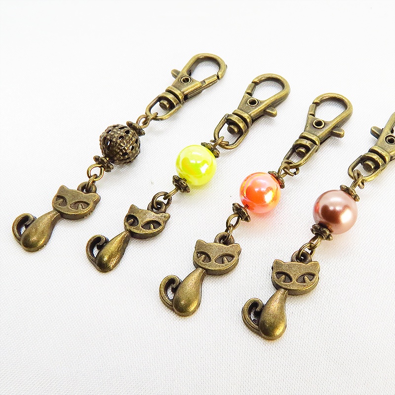 アンティークカラーの猫モチーフと透かしメタルビーズのファスナーチャーム キーホルダー